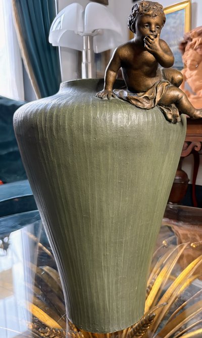 Vaso in terracotta firmato Madrassi - Il segreto del putto, 1920 ca.