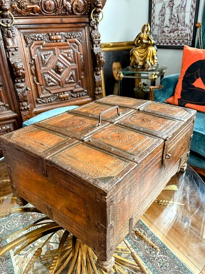 Cassapanca nuziale rajasthani in legno intagliato con finiture cesellate - XIX secolo