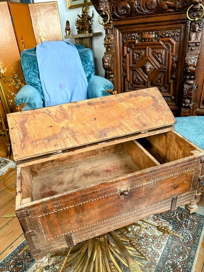 Cassapanca nuziale rajasthani in legno intagliato con finiture cesellate - XIX secolo