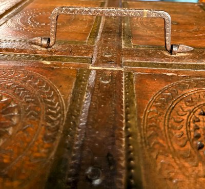 Cassapanca nuziale rajasthani in legno intagliato con finiture cesellate - XIX secolo