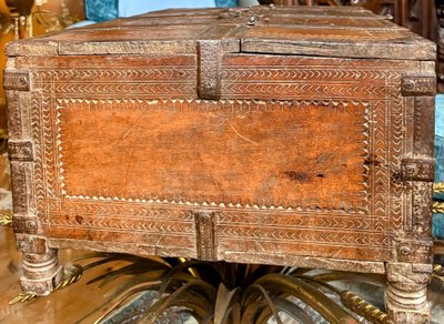 Cassapanca nuziale rajasthani in legno intagliato con finiture cesellate - XIX secolo