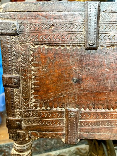 Cassapanca nuziale rajasthani in legno intagliato con finiture cesellate - XIX secolo