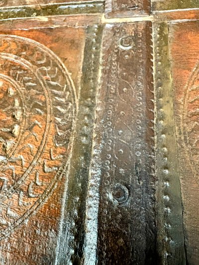Cassapanca nuziale rajasthani in legno intagliato con finiture cesellate - XIX secolo