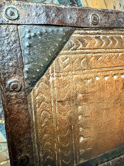 Cassapanca nuziale rajasthani in legno intagliato con finiture cesellate - XIX secolo