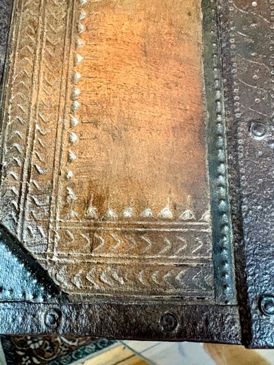 Cassapanca nuziale rajasthani in legno intagliato con finiture cesellate - XIX secolo