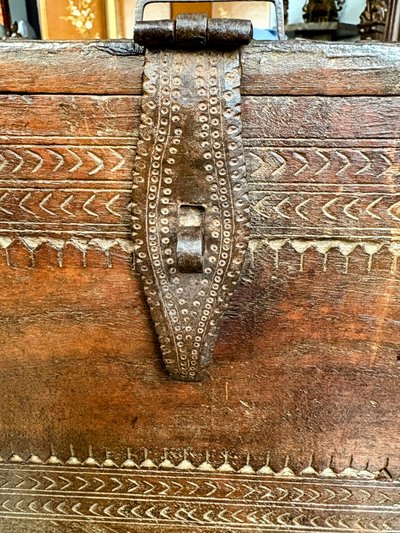 Cassapanca nuziale rajasthani in legno intagliato con finiture cesellate - XIX secolo