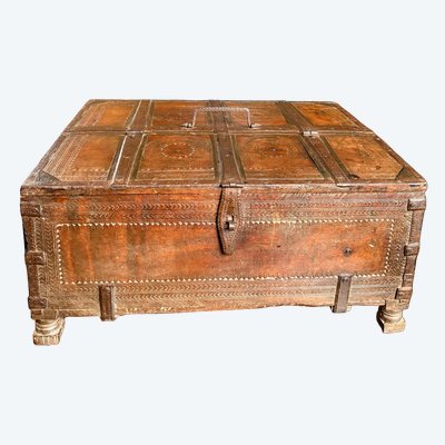 Cassapanca nuziale rajasthani in legno intagliato con finiture cesellate - XIX secolo