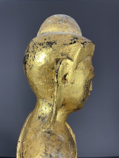 Birma, Mitte des 20. Jahrhunderts, rot und gold lackierte Holzskulptur, die einen sitzenden Buddha darstellt.