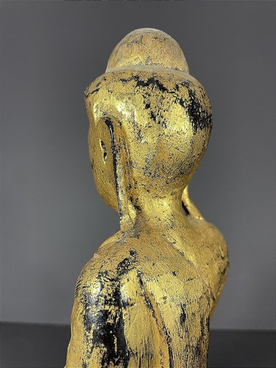 Birma, Mitte des 20. Jahrhunderts, rot und gold lackierte Holzskulptur, die einen sitzenden Buddha darstellt.
