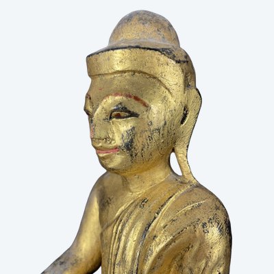 Birma, Mitte des 20. Jahrhunderts, rot und gold lackierte Holzskulptur, die einen sitzenden Buddha darstellt.