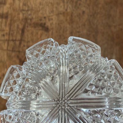 Verre en cristal taillé avec inclusion XIXe représentant la Vierge