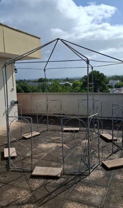 Alte Gartenlaube aus bemaltem Metall in sechseckiger Form