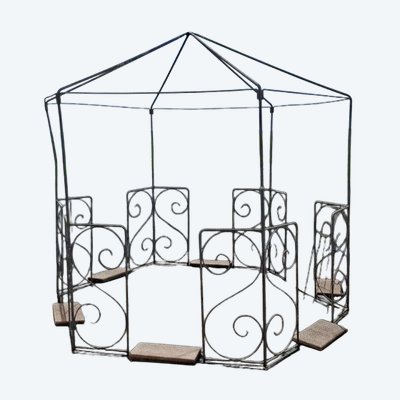 Alte Gartenlaube aus bemaltem Metall in sechseckiger Form