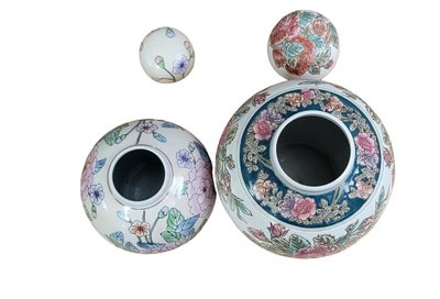 Deux pots couverts en porcelaine chinoise 