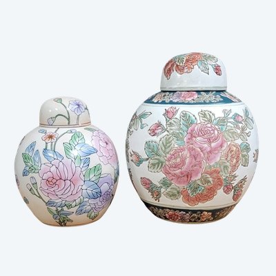 Deux pots couverts en porcelaine chinoise 