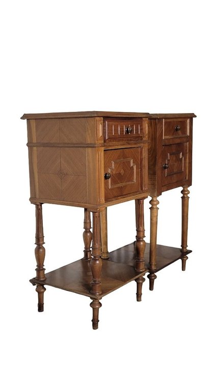 fausse paires de chevets de style Louis XVI en noyer