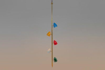 Röhrenförmige Hängeleuchte aus patiniertem und lackiertem Messing. Contemporain.LS6534711Z