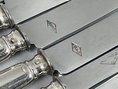 12 Käsemesser mit Silbergriff, Klingen aus rostfreiem Stahl