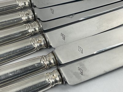 12 Käsemesser mit Silbergriff, Klingen aus rostfreiem Stahl