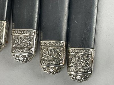 12 couteaux de table manche en ébène décor chasse 