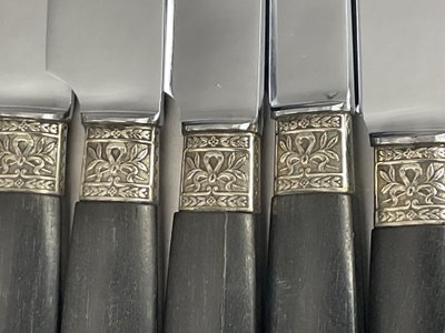 12 couteaux de table manche en ébène décor chasse 