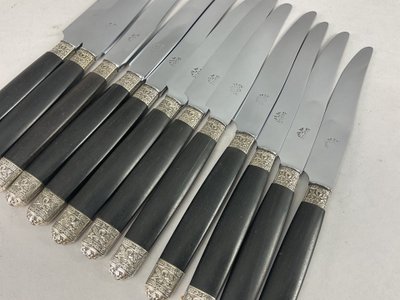 12 couteaux de table manche en ébène décor chasse 