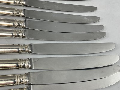 12 couteaux de table modèle baguette en métal argenté 