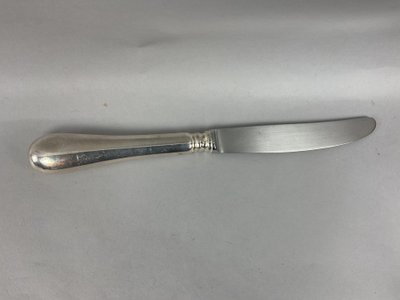 12 couteaux de table modèle baguette en métal argenté 