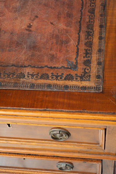 Antica scrivania inglese in mogano con nove cassetti. Inghilterra, XIX secolo.