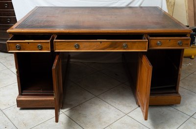 Antica scrivania inglese in mogano con nove cassetti. Inghilterra, XIX secolo.