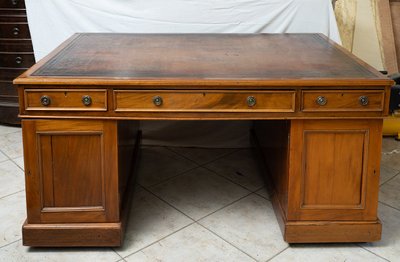 Antica scrivania inglese in mogano con nove cassetti. Inghilterra, XIX secolo.