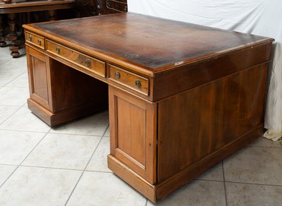 Antica scrivania inglese in mogano con nove cassetti. Inghilterra, XIX secolo.