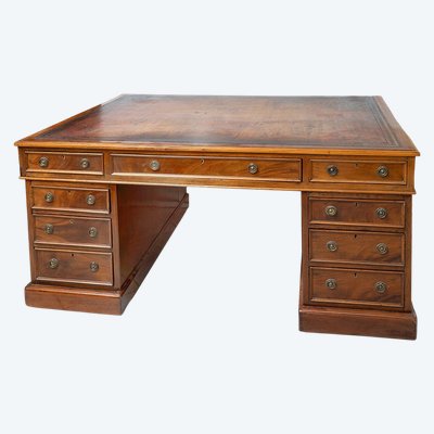Antica scrivania inglese in mogano con nove cassetti. Inghilterra, XIX secolo.