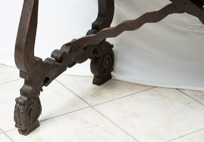 Table de réfectoire ancienne en noyer massif. Naples, début du XVIIIe siècle.