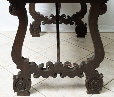 Table de réfectoire ancienne en noyer massif. Naples, début du XVIIIe siècle.