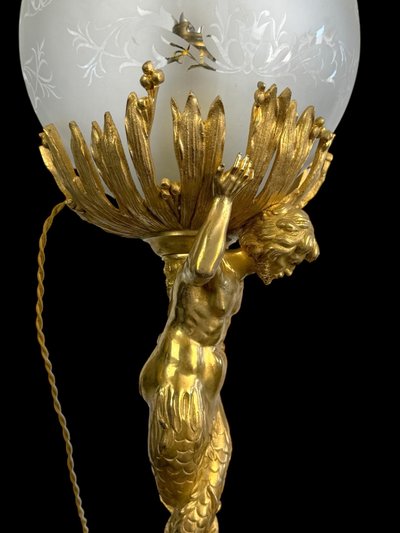 LAMPADA DEL XIX SECOLO IN BRONZO DORATO CHE RAPPRESENTA UN TRITONE CON BASE IN MARMO A DOPPIA CODA