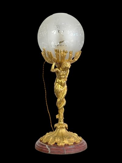 LAMPADA DEL XIX SECOLO IN BRONZO DORATO CHE RAPPRESENTA UN TRITONE CON BASE IN MARMO A DOPPIA CODA