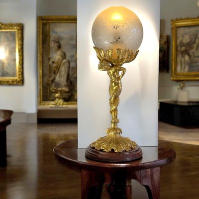 LAMPADA DEL XIX SECOLO IN BRONZO DORATO CHE RAPPRESENTA UN TRITONE CON BASE IN MARMO A DOPPIA CODA