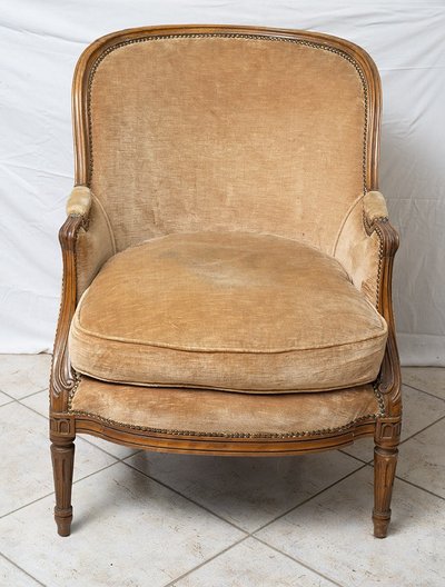 Antica poltrona in noce massiccio Napoleone III. XIX secolo.