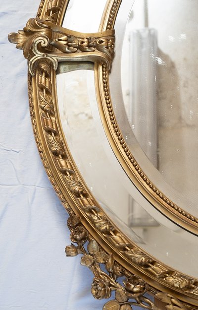Alter Medaillon-Spiegel Napoleon III aus vergoldetem und geschnitztem Holz. 19. Jahrhundert.