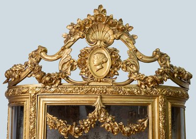 Vitrine ancienne Napoléon III en bois doré et sculpté. XIXe siècle.
