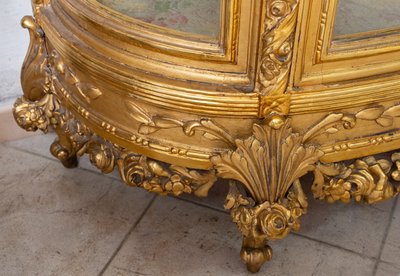 Vitrine ancienne Napoléon III en bois doré et sculpté. XIXe siècle.