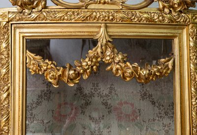 Vitrine ancienne Napoléon III en bois doré et sculpté. XIXe siècle.