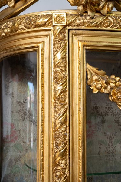 Vitrine ancienne Napoléon III en bois doré et sculpté. XIXe siècle.
