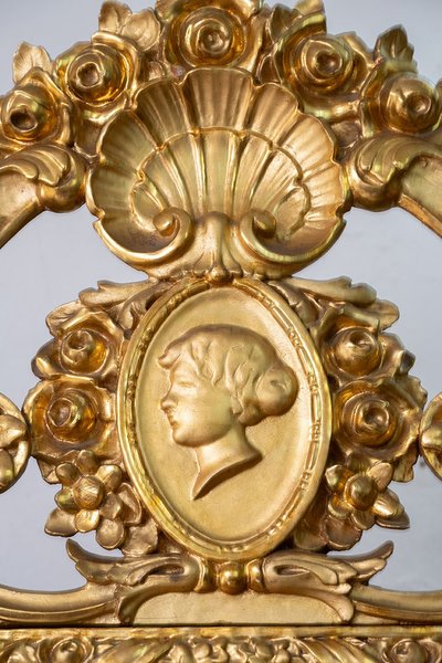 Vitrine ancienne Napoléon III en bois doré et sculpté. XIXe siècle.
