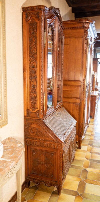 Cassettone scribano in noce di Nantes del XVIII secolo