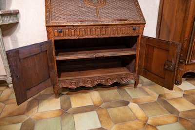 Cassettone scribano in noce di Nantes del XVIII secolo