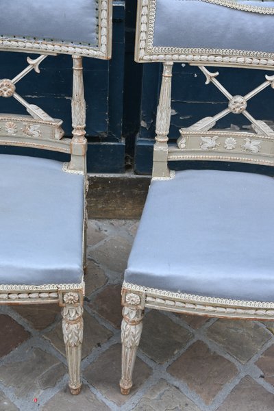 Coppia di eleganti sedie timbrate in stile Luigi XVI