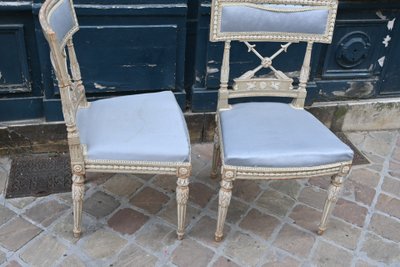 Coppia di eleganti sedie timbrate in stile Luigi XVI