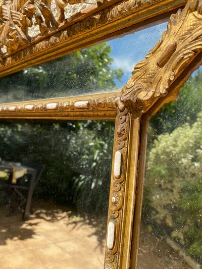 Grande specchio a frontone in legno dorato con perle di vetro, stile Luigi XVI, XIXᵉ secolo - 90x150 cm